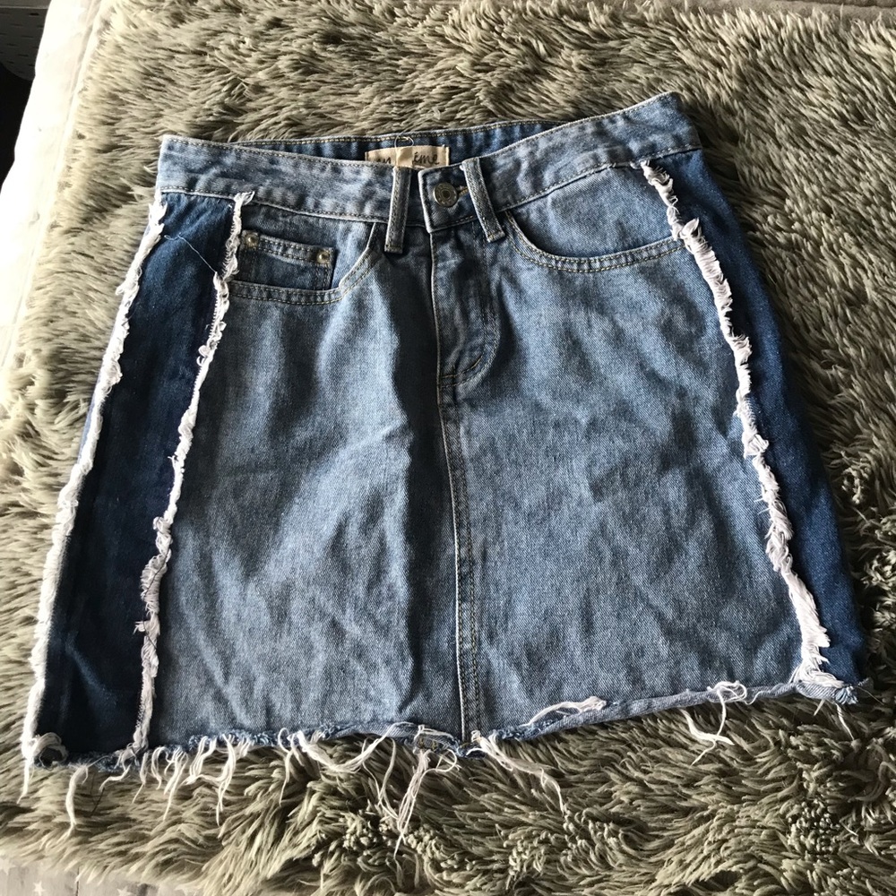 En créme denim skirt